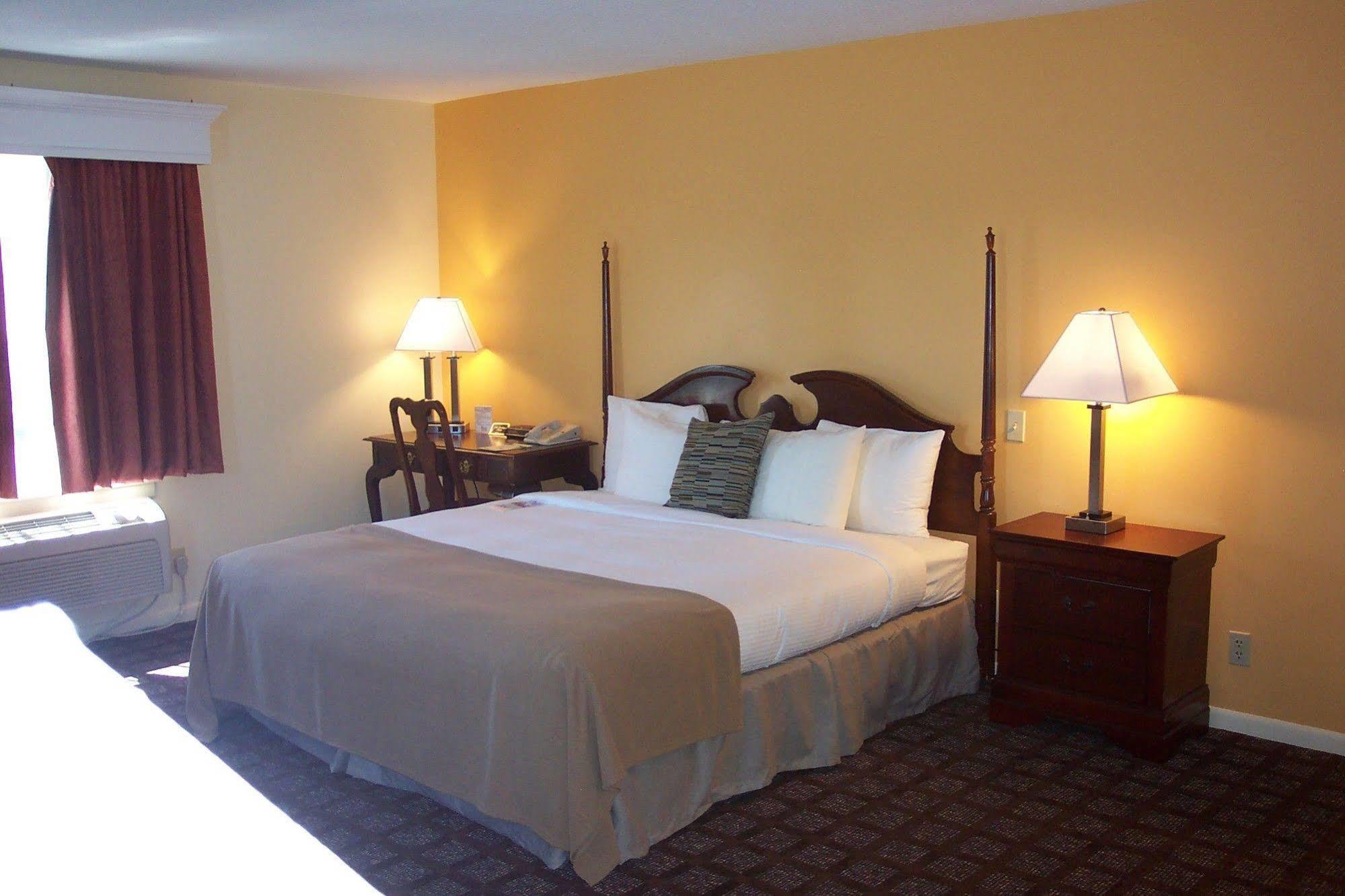 The Inn At Reading Hotel & Conference Center Экстерьер фото